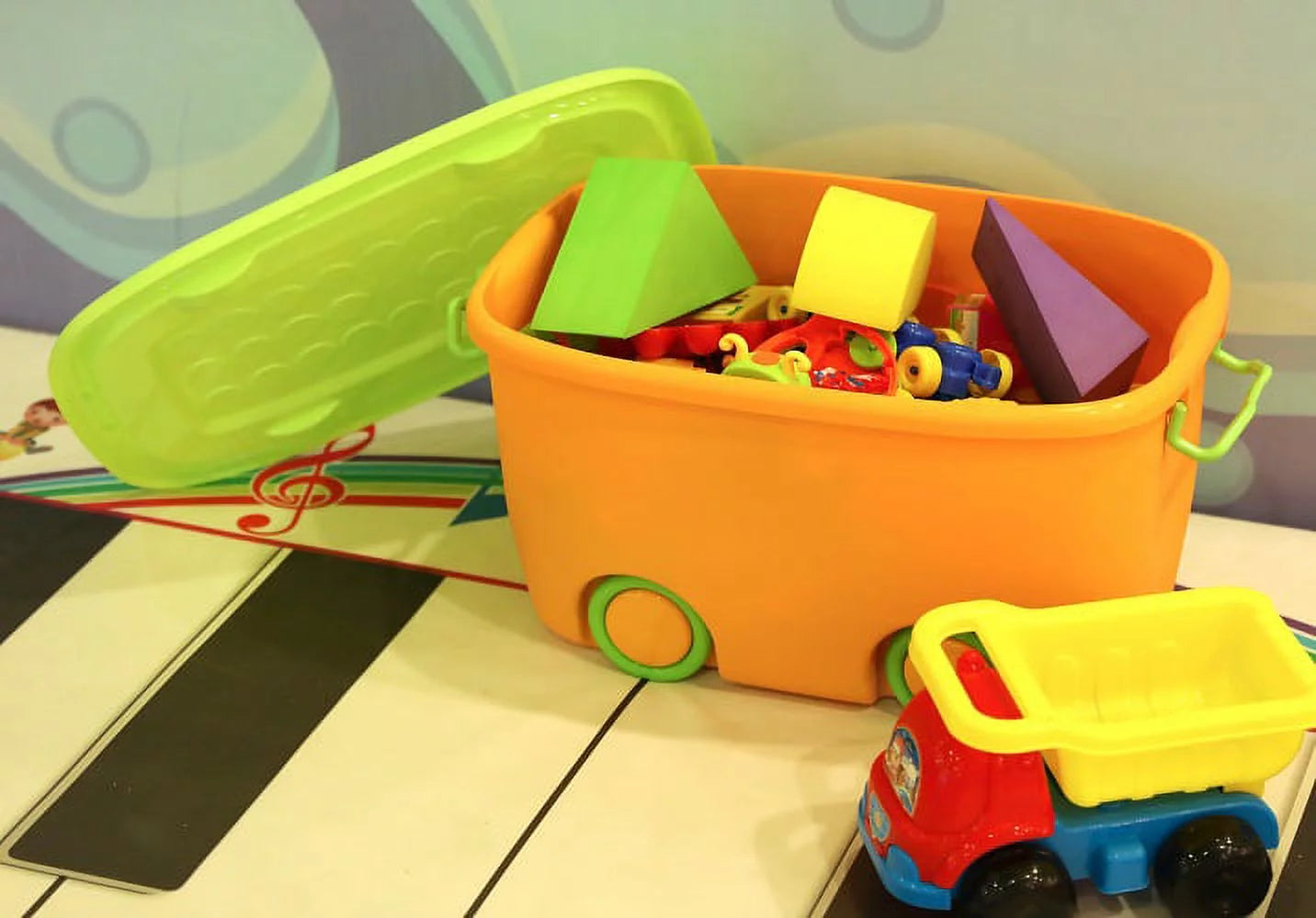 Stackable toy storage box with wheels